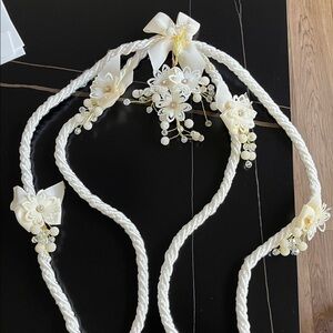 Elegant White and Gold Floral Wedding Lazo